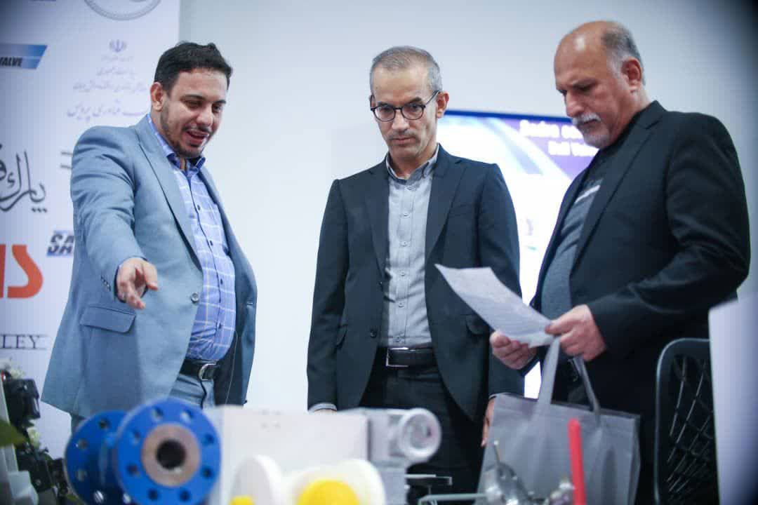 حضور مدیرعامل شرکت پتروشیمی خوزستان در غرفه هلدینگ خلیج فارس